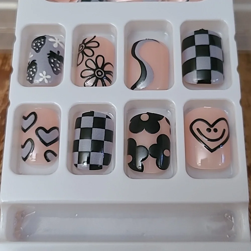 2/$16 Black Hearts & Flowers Press On Nails
